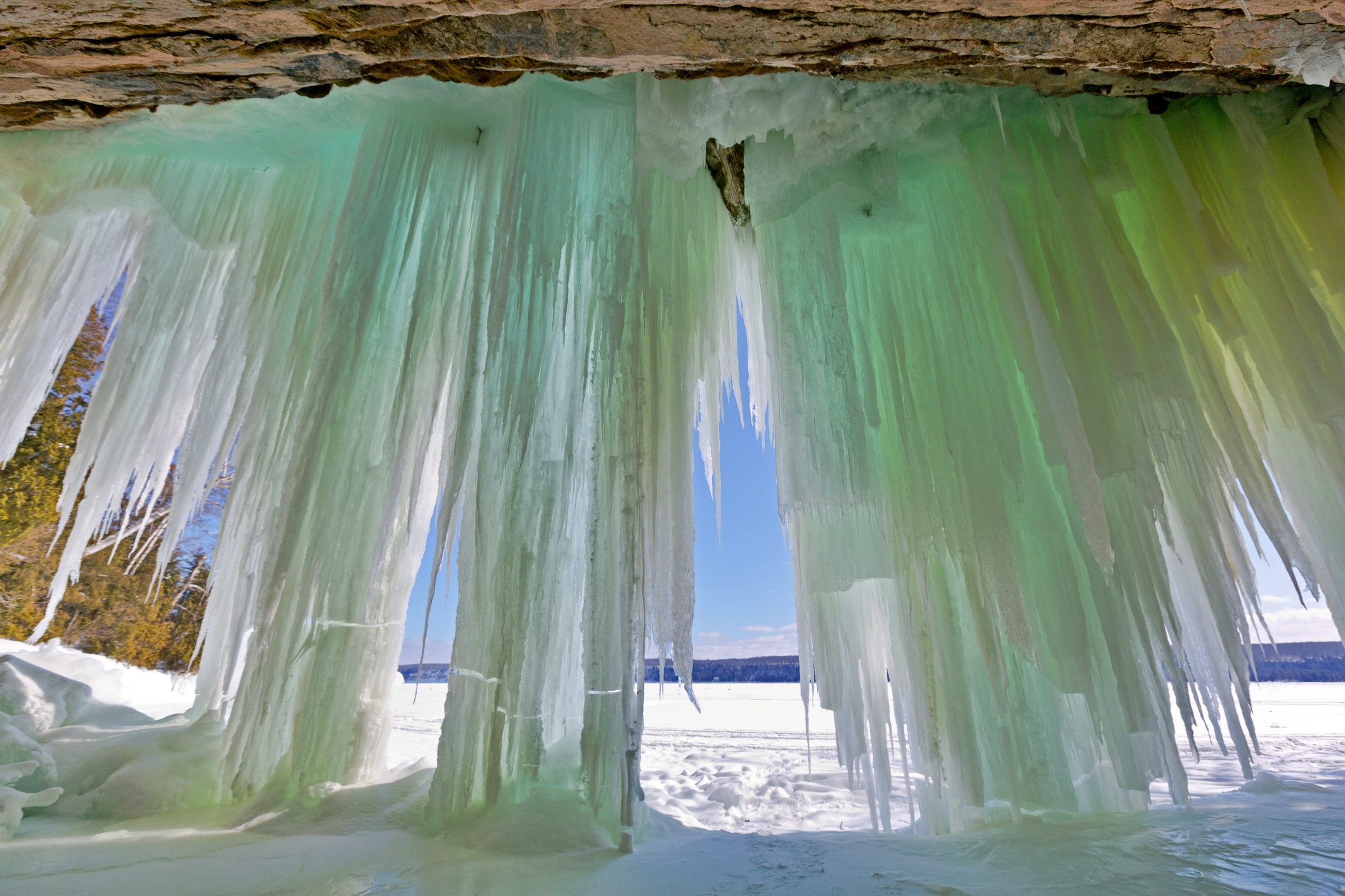 Wycieczka do lodowych jaskiń nad Jeziorem Superior.